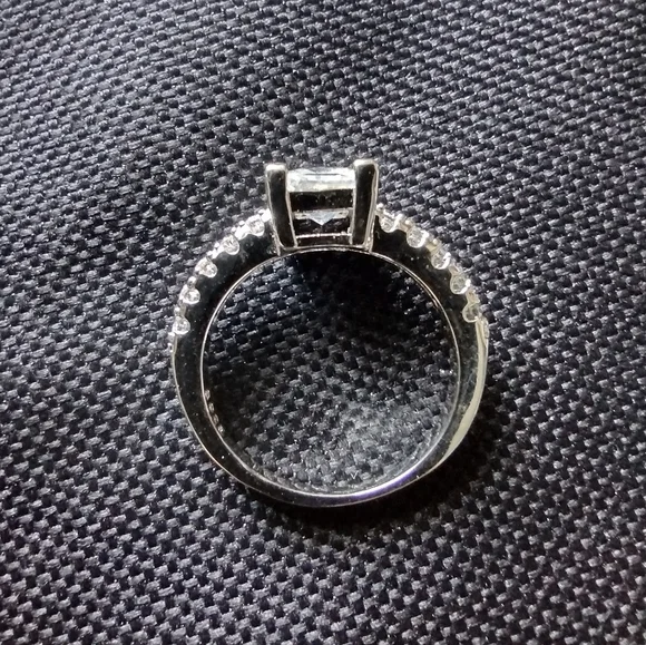 SILVER SQUARE ZIRCONIA RING - Picture 3 of 3